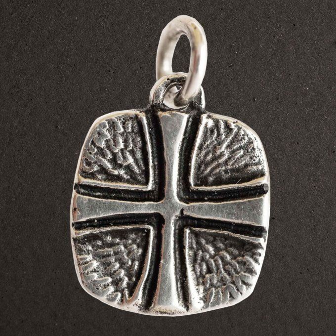 Médaille argent massif 925/1000, bijoux Pierre Toulhoat, croix sur carré.